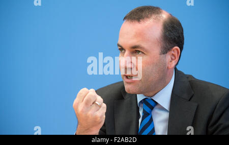 Berlin, Allemagne. 15 Sep, 2015. Manfred Weber, président du Parti Populaire Européen (PPE) groupe parlementaire au Parlement européen, prend la parole lors d'une conférence de presse sur la crise des réfugiés en Europe, à Berlin, Allemagne, 15 septembre 2015. Photo : Bernd VON JUTRCZENKA/dpa/Alamy Live News Banque D'Images