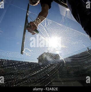 Berlin, Allemagne. 15 Sep, 2015. Un homme nettoie les fenêtres de l'édifice parlementaire du Reichstag à Berlin, Allemagne, 15 septembre 2015. Photo : WOLFGANG KUMM/dpa/Alamy Live News Banque D'Images