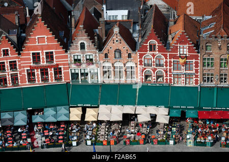 Rangée de bâtiments historiques ornés en place du marché de Bruges en Belgique. Sur le côté sud du marché médiéval plusieurs-look Banque D'Images