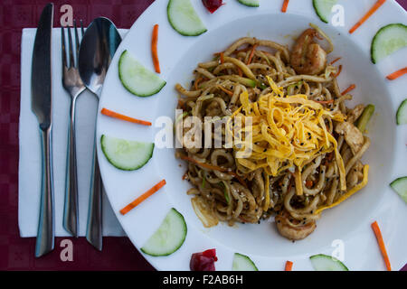 Nouilles udon au boeuf chinois légumes poulet Banque D'Images