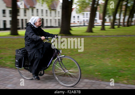 Bruge, nun de rouler à bicyclette. Le béguinage de Bruges a été fondé en 1245 par la Comtesse de Flandre, Margaretha de Constantinopel Banque D'Images