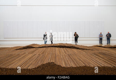 Royal Academy of Arts, Londres, Royaume-Uni. 15 Septembre, 2015. Ai Weiwei exposition d'automne. Organisée en collaboration avec Ai Weiwei à partir de son studio de Pékin, la RA présente certaines de ses œuvres les plus importantes à partir du moment où il est retourné à la Chine des États-Unis en 1993 jusqu'à nos jours. Les oeuvres choisies d'explorer une multitude de thèmes, s'appuyant sur sa propre expérience pour commenter la liberté de création, la censure et les droits de l'homme, ainsi que l'examen de l'art chinois contemporain et de la société. Credit : Malcolm Park editorial/Alamy Live News Banque D'Images