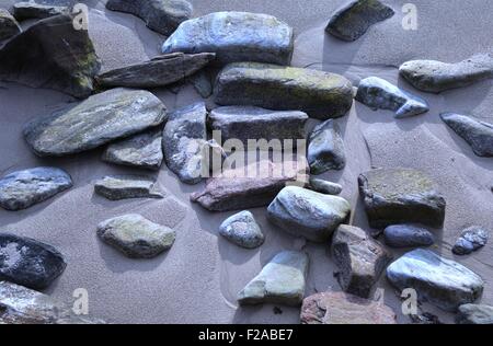 Des roches et des pierres de couleur sur la plage Banque D'Images