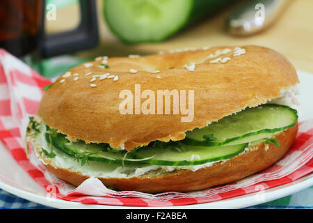 Du bagel avec fromage à la crème et concombre Banque D'Images