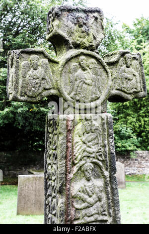 Croix celtique en 8ème siècle Eyam église paroissiale, Derbyshire Dales District Pics, Angleterre- Banque D'Images