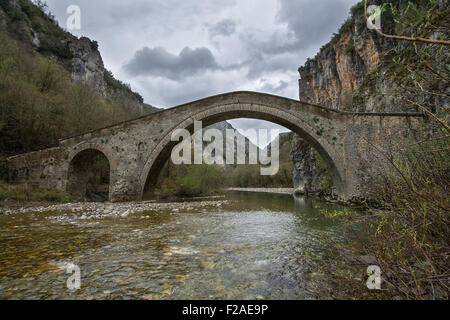 Le célèbre vieux pont en arc de Zagoria, Grèce Banque D'Images