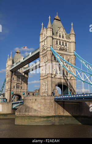 Le célèbre Tower Bridge sur la Tamise à Londres, Angleterre Banque D'Images