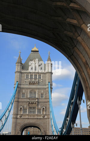 Le célèbre Tower Bridge sur la Tamise à Londres, Angleterre Banque D'Images