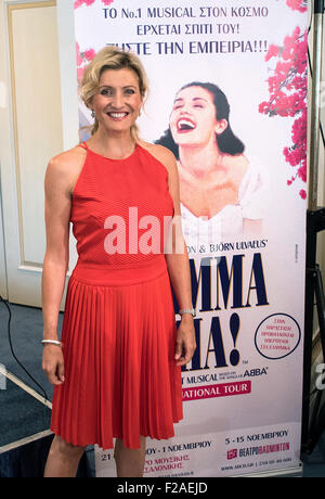 Athènes, Grèce. 15 Sep, 2015. L'actrice britannique Sara Poyzer, qui joue le rôle principal de 'Donna' à la comédie musicale Mamma Mia, pose pour les photographes lors d'une conférence de presse à Athènes, Grèce, le 15 septembre 2015. 'Mamma Mia' musical écrit par dramaturge britannique Catherine Johnson, basée sur les chansons d'ABBA, composé par Benny Andersson et Björn Ulvaeus vient dans Badminton Theatre à Athènes du 5-15 Novembre. Credit : Elias Verdi/Alamy Live News Banque D'Images