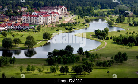 Horizontal image de belle, Suisse-comme le logement à Minsk, Biélorussie, avec petite rivière sinueuse, herbe verte et des arbres Banque D'Images