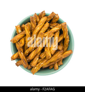 Vue de dessus d'un petit bol vert rempli de bâtonnets de bretzel tressé isolé sur un fond blanc. Banque D'Images