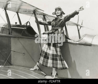 Aviatrix debout sur biplan (OLVI008 OU  F309) Banque D'Images