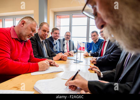 Cérémonie de signature de documents de base de Novum groupe européen de coopération territoriale en haut de la montagne Snezka, Pec pod Snezkou, République tchèque, le 15 septembre 2015. (CTK Photo/David Tanecek) Banque D'Images