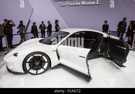 La Mission Porsche E Concept Chat à le Salon International de l'automobile IAA de Francfort/Main, le 15 septembre 2015. Autour de 1 000 exposants de 40 pays présenteront leurs derniers produits sur le premier salon de l'automobile, qui se déroulera du 17 au 27 septembre 2015. Photo : FRANK RUMPENHORST/dpa Banque D'Images