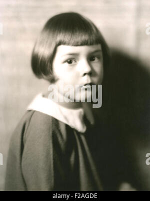 Portrait of cute petite fille aux cheveux courts (OLVI008 OU  F166) Banque D'Images