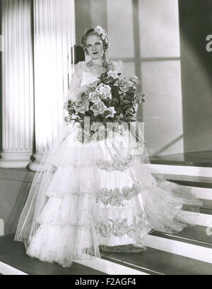 Portrait of beautiful bride holding bouquet (OLVI008 OU  F135) Banque D'Images