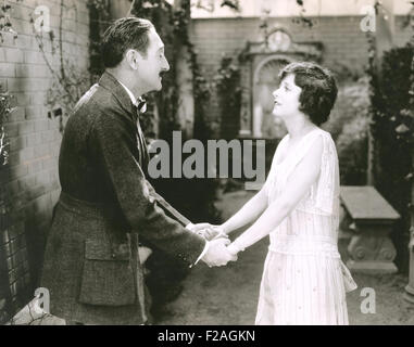 Heureux couple holding hands outdoors (OLVI008 OU  F117) Banque D'Images