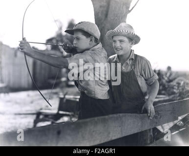 Deux garçons jouant avec arc et flèche (OLVI008 OU  F062) Banque D'Images