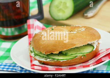 Bagel au fromage à la crème et concombre Banque D'Images