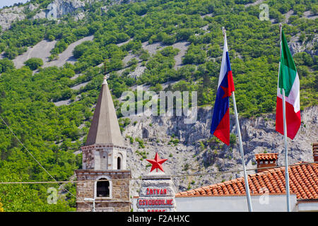 République de Slovénie et de drapeaux italiens. Bagnoli della Rosandra, Italie -Premier Mai Banque D'Images