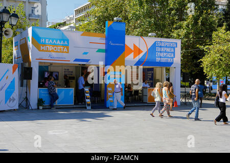 Athènes, Grèce. 14 septembre 2015. Nea Dimokratia a érigé leur élection centrale stand à la place Syntagma à Athènes. Les partis grecs ont érigé des cabines d'élection dans le centre d'Athènes, pour montrer leur programme électoral aux électeurs et les influencer à voter pour eux. Crédit : Michael Debets/Alamy Live News Banque D'Images