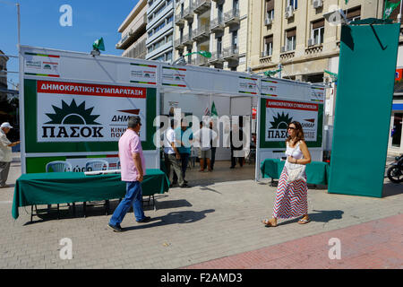 Athènes, Grèce. 14 septembre 2015. Le PASOK (Mouvement socialiste panhellénique) a érigé leur élection stand à la rue Panepistimiou central à Athènes. Les partis grecs ont érigé des cabines d'élection dans le centre d'Athènes, pour montrer leur programme électoral aux électeurs et les influencer à voter pour eux. Crédit : Michael Debets/Alamy Live News Banque D'Images