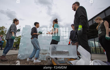 Berlin, Allemagne. 15 Sep, 2015. Allan Kaprow's art 'travail' fluides est présenté (encore une fois) en face de la galerie nationale d'art de Berlin au cours de la semaine, à Berlin, Allemagne, 15 septembre 2015. Il y a près de 50 ans, Allan Kaprow construit son bloc de glace dans la région de Pasadena. La Berlin Art Week aura lieu du 15 au 20 septembre 2015. PHOTO : JOERG CARSTENSEN/DPA/Alamy Live News Banque D'Images