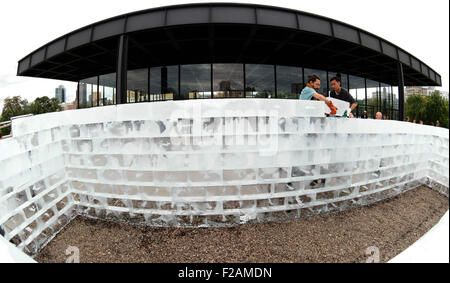 Berlin, Allemagne. 15 Sep, 2015. Allan Kaprow's art 'travail' fluides est présenté (encore une fois) en face de la galerie nationale d'art de Berlin au cours de la semaine, à Berlin, Allemagne, 15 septembre 2015. Il y a près de 50 ans, Allan Kaprow construit son bloc de glace dans la région de Pasadena. La Berlin Art Week aura lieu du 15 au 20 septembre 2015. PHOTO : JOERG CARSTENSEN/DPA/Alamy Live News Banque D'Images