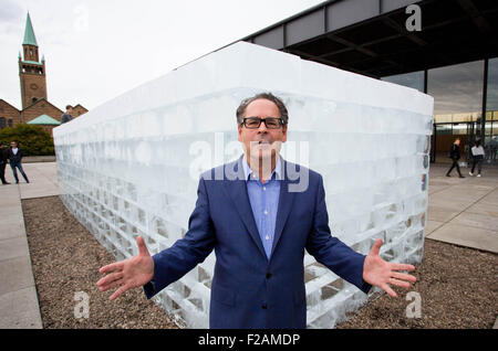 Berlin, Allemagne. 15 Sep, 2015. Udo Kittelmann, directeur de la Galerie nationale, se trouve en face d'Allan Kaprow's art 'travail' fluides, qui est présenté (encore une fois) en face de la galerie nationale d'art de Berlin au cours de la semaine, à Berlin, Allemagne, 15 septembre 2015. Il y a près de 50 ans, Allan Kaprow construit son bloc de glace dans la région de Pasadena. La Berlin Art Week aura lieu du 15 au 20 septembre 2015. PHOTO : JOERG CARSTENSEN/DPA/Alamy Live News Banque D'Images