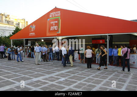 Athènes, Grèce. 14 septembre 2015. SYRIZA a érigé leur élection à la place Klafthmonos central à Athènes. Les partis grecs ont érigé des cabines d'élection dans le centre d'Athènes, pour montrer leur programme électoral aux électeurs et les influencer à voter pour eux. Crédit : Michael Debets/Alamy Live News Banque D'Images