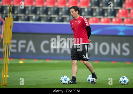 Leverkusen, Allemagne. 15 Sep, 2015. L'entraîneur de Leverkusen Roger Schmidt (M) La montre la dernière pratique de la Bundesliga allemande soccer club Bayer Leverkusen à Leverkusen, Allemagne, 15 septembre 2015. Bayer Leverkusen fera face à BATE Borrisow dans un match de la Ligue des Champions Groupe E 16 septembre 2015. PHOTO : FEDERICO GAMBERINI/DPA/Alamy Live News Banque D'Images