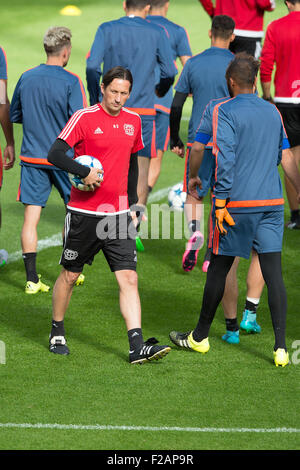 Leverkusen, Allemagne. 15 Sep, 2015. L'entraîneur de Leverkusen Roger Schmidt (M) La montre la dernière pratique de la Bundesliga allemande soccer club Bayer Leverkusen à Leverkusen, Allemagne, 15 septembre 2015. Bayer Leverkusen fera face à BATE Borrisow dans un match de la Ligue des Champions Groupe E 16 septembre 2015. PHOTO : FEDERICO GAMBERINI/DPA/Alamy Live News Banque D'Images