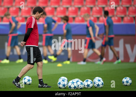 Leverkusen, Allemagne. 15 Sep, 2015. L'entraîneur de Leverkusen Roger Schmidt (M) La montre la dernière pratique de la Bundesliga allemande soccer club Bayer Leverkusen à Leverkusen, Allemagne, 15 septembre 2015. Bayer Leverkusen fera face à BATE Borrisow dans un match de la Ligue des Champions Groupe E 16 septembre 2015. PHOTO : FEDERICO GAMBERINI/DPA/Alamy Live News Banque D'Images