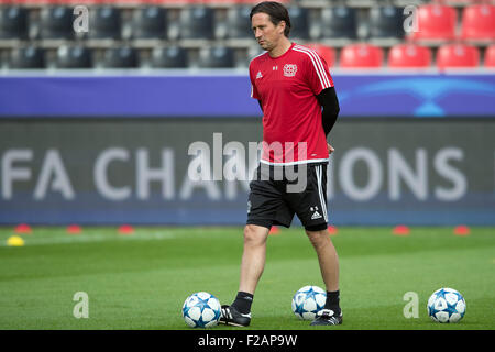 Leverkusen, Allemagne. 15 Sep, 2015. L'entraîneur de Leverkusen Roger Schmidt (M) La montre la dernière pratique de la Bundesliga allemande soccer club Bayer Leverkusen à Leverkusen, Allemagne, 15 septembre 2015. Bayer Leverkusen fera face à BATE Borrisow dans un match de la Ligue des Champions Groupe E 16 septembre 2015. PHOTO : FEDERICO GAMBERINI/DPA/Alamy Live News Banque D'Images