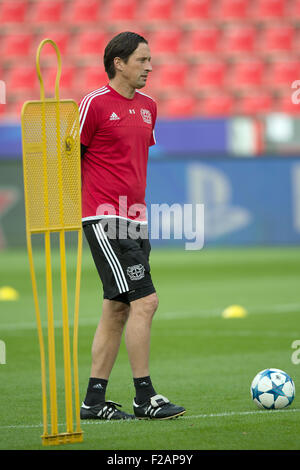 Leverkusen, Allemagne. 15 Sep, 2015. L'entraîneur de Leverkusen Roger Schmidt (M) La montre la dernière pratique de la Bundesliga allemande soccer club Bayer Leverkusen à Leverkusen, Allemagne, 15 septembre 2015. Bayer Leverkusen fera face à BATE Borrisow dans un match de la Ligue des Champions Groupe E 16 septembre 2015. PHOTO : FEDERICO GAMBERINI/DPA/Alamy Live News Banque D'Images