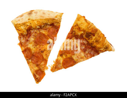 Vue de dessus deux tranches de pizza au pepperoni, isolé sur un fond blanc. Banque D'Images