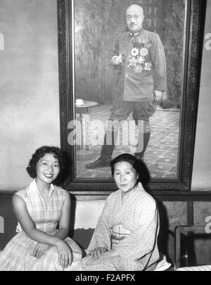 Kimiye Tojo, 26, avec sa mère, Katseko, avant une peinture de Premier Ministre japonais Hideki Tojo. Tojo's daughter, Kimiye a offert une bourse par le Portia Law School de Boston. CSU (2015   1702 11) Banque D'Images