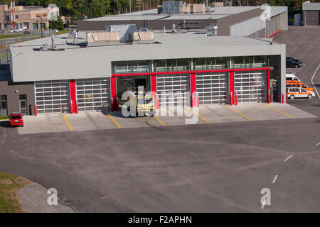 Un camion d'incendie est représenté par la ville de Québec l'Aéroport International Jean Lesage fire station Banque D'Images