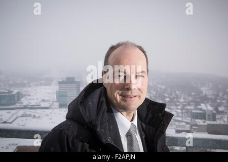 Chef de la direction de Cominar Michel Dallaire pose sur le dessus de l'édifice Jules Dallaire à Québec Banque D'Images