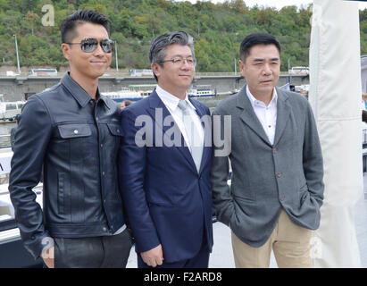 Prague, République tchèque. 15 Sep, 2015. À partir de la gauche : l'acteur Wang Lei, manager Hong Tao et l'Acteur Chen Baoguo posent lors d'une conférence de presse au sujet de la prochaine série TV historique Czech-Chinese visa dernier à Prague, en République tchèque, le 15 septembre 2015. © Michal Dolezal/CTK Photo/Alamy Live News Banque D'Images