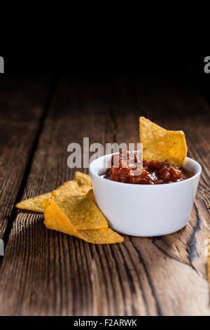 Partie de nachos (avec la Salsa Dip) sur une vieille table en bois Banque D'Images