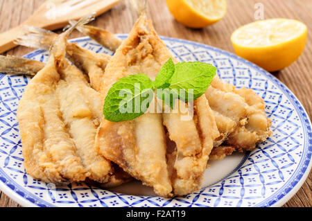 Libre d'une plaque avec l'espagnol boquerones fritos, anchois frits et battues en Espagne typique, sur une table en bois rustique Banque D'Images