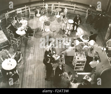 Portrait de personnes au cocktail lounge à bord des navires (OLVI007 OU  F555) Banque D'Images
