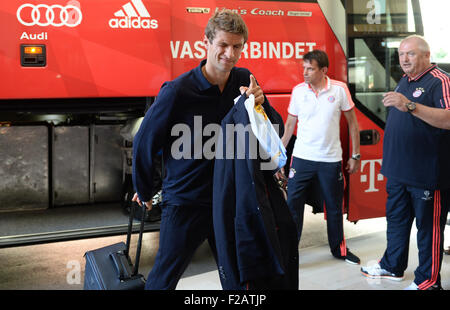 Athènes, Grèce. 15 Sep, 2015. Le Bayern de Munich, Thomas Mueller arrive à l'hôtel de l'équipe à Athènes, Grèce, le 15 septembre 2015. Bundesliga allemande soccer club FC Bayern Munich fera face à l'Olympiakos Le Pirée dans le premier match de groupe de la Ligue des Champions 16 septembre 2015. PHOTO : ANDREAS GEBERT/dpa/Alamy Live News Banque D'Images