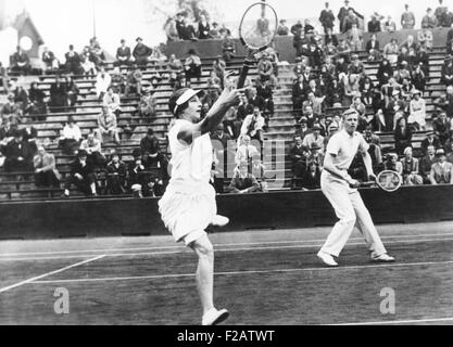 Américains Helen Wills Moody et Sidney Wood, en double mixte, jouer en France. Le 31 mai 1932. Ils se sont classés deuxième, perdant la finale à Betty Nuthall et Fred Perry de la Grande-Bretagne au Stade Roland Garros, Auteuil, France. CSU (2015   1577 11) Banque D'Images