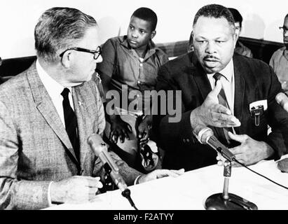 Ancien light heavyweight champion Archie Moore est titulaire d'une conférence de presse de Washington. Le 20 septembre 1967. Moore a expliqué qu'à San Diego, il aide les jeunes d'Afrique du Nord d'éviter la délinquance juvénile en apprenant à marcher autour de la difficulté à "avec dignité". à gauche est le sénateur George Murphy et à l'arrière-plan une de Moore's 'boys'. CSU (2015   1529 11) Banque D'Images