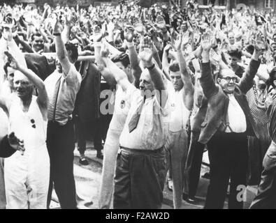 Le président communiste est-allemand Walter Ulbricht (centre, en cravate) à la tête d'un exercice de masse. Le 20 août 1959. Ils ont célébré l'ouverture d'un nouveau terrain de sport à Leipzig construit avec 1850 heures de travail bénévole. CSU (2015   1475 11) Banque D'Images