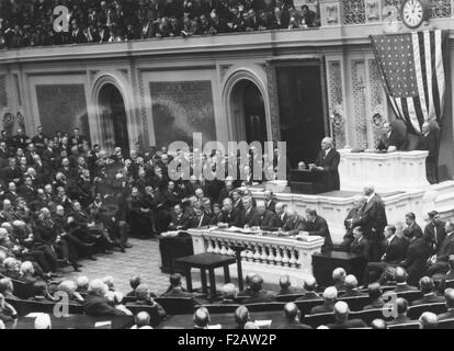 Le président Warren Harding devant une session conjointe du Congrès, le 12 avril 1921. Il a présenté un aperçu de son administration dans le domaine des affaires étrangères et de politique intérieure. Il était contre l'adhésion des États-Unis à la Société des nations. CSU (2015   1467 11) Banque D'Images