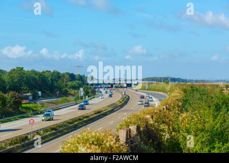 FRANKFURT AM MAIN, Allemagne : Lufthansa Airbus 321 D-l'AIDV livrée rétro dans l'imposition sur une plate-forme sur l'autobahn Banque D'Images