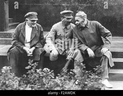 Camarades, A. S. Yenukidze, Joseph Staline, et Maxime Gorki sur 10ème anniversaire de l'Sportintern rouge. Le tombeau de Lénine, à Moscou, le 3 août 1931. Plus tard, le camarade S. A. Yenukidze, serait rogné sur cette photo. Dans les grandes purges des années 1930 Enukidze était exclu du parti, arrêtés, jugés, et tourné pour déloyauté à Staline. CSU (2015   1381 11) Banque D'Images